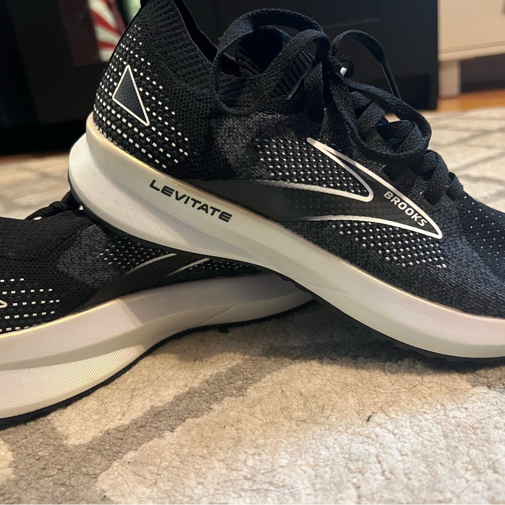 Women’s Brooks running shoes/ Levitate
